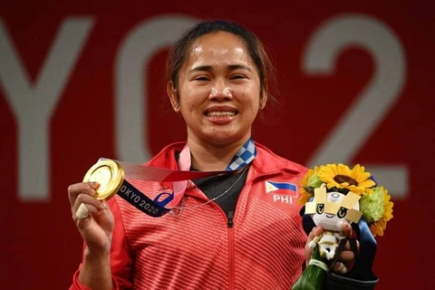 Hidilyn Diaz trên bục nhận tấm huy chương Vàng lịch sử. (Nguồn: AFP) 