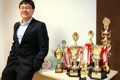 Alvin Woo, 38 tuổi, là một trong 4 VĐV của đội cờ tướng Singapore.(Nguồn: Youtube)