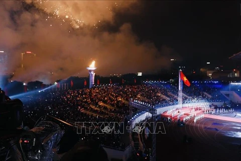 Ngọn lửa thiêng SEA Games 31 được thắp lên tại Sân vận động quốc gia Mỹ Đình (Hà Nội, Việt Nam), đánh dấu thời khắc khai mạc SEA Games 31. (Ảnh: TTXVN)