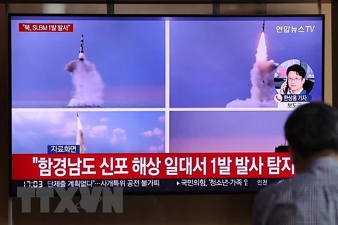 Người dân theo dõi hình ảnh vụ phóng vật thể được cho là tên lửa đạn đạo của Triều Tiên qua màn hình tivi ở nhà ga Seoul, Hàn Quốc ngày 7/5. (Ảnh: Yonhap/TTXVN) 