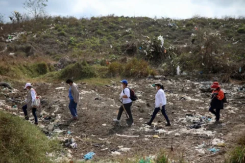 Tình nguyện viên và người thân tìm kiếm thi thể các nạn nhân mất tích ở Mexico. (Ảnh: Yahoo News) 