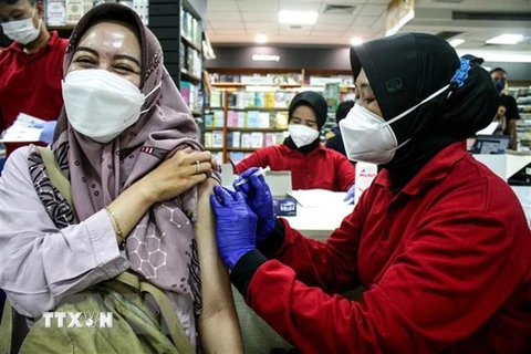 Nhân viên y tế tiêm vaccine ngừa COVID-19 cho người dân tại Surabaya, Đông Java, Indonesia, ngày 26/4/2022. (Ảnh: THX/TTXVN) 
