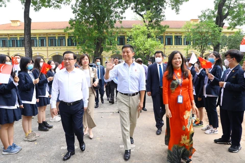Chủ tịch Quốc hội Singapore Tan Chuan-Jin thăm trường THPT Chu Văn An. (Ảnh: Văn Điệp/TTXVN) 