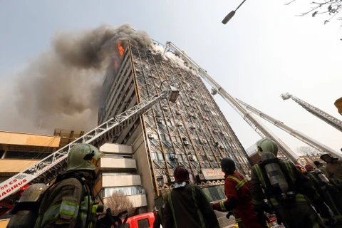 5 người thiệt mạng trong vụ sập tòa nhà 10 tầng tại thành phố Abadan.(Nguồn: Newyork times)