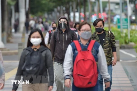 Người dân đeo khẩu trang phòng dịch COVID-19 tại Jakarta, Indonesia, ngày 4/2/2022. (Ảnh: THX/TTXVN) 
