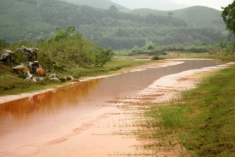 Nước sông Nậm Tôn đỏ ngầu. (Ảnh: Văn Tý /TTXVN)