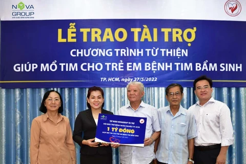 Đại diện Hội Bảo trợ Bệnh nhân nghèo TP.HCM nhận bảng tài trợ từ đại diện Tập đoàn.(Nguồn:Vietnam+)