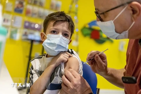Nhân viên y tế tiêm vaccine phòng COVID-19 của Pfizer/BioNTech cho trẻ em tại Berlin, Đức (Ảnh: AFP/TTXVN)