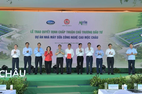 Thủ tướng Chính phủ cùng các đại biểu và lãnh đạo của Vinamilk, Mộc Châu Milk thực hiện nghi thức khởi công Tổ hợp Thiên đường sữa Mộc Châu 