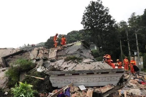 Nhân viên cứu hộ có mặt tại nơi xảy ra động đất.(Nguồn: People's Daily)