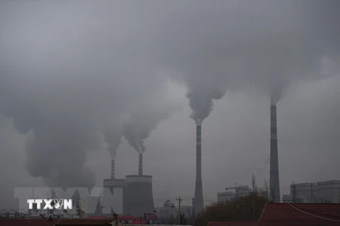 Khí thải bốc lên từ nhà máy ở Đại Đồng, tỉnh Sơn Tây, Trung Quốc. (Ảnh: AFP/TTXVN)