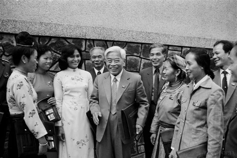 Đồng chí Phạm Hùng, Ủy viên Bộ Chính trị, Phó Chủ tịch HĐNN nói chuyện với các đại biểu dự Đại hội lần thứ VI của Đảng ngày 15/12/1986. (Ảnh: Xuân Lâm/TTXVN)