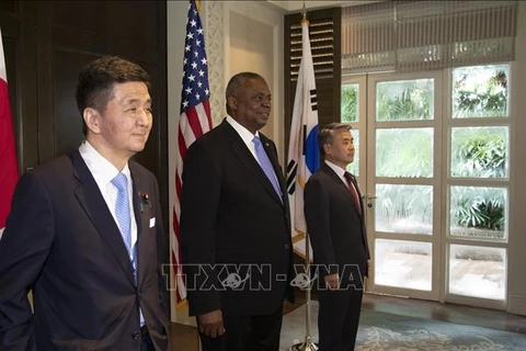 Bộ trưởng Quốc phòng Hàn Quốc Lee Jong-sup (phải), Bộ trưởng Quốc phòng Mỹ Lloyd Austin (giữa) và Bộ trưởng Quốc phòng Nhật Bản Nobuo Kishi (trái) tại cuộc họp ba bên bên lề Đối thoại Shangri-La 2022 ở Singapore, ngày 11/6/2022. (Ảnh: YONHAP/TTXVN)