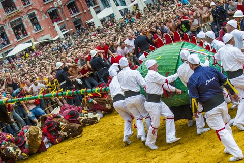 Lễ hội dân gian truyền thống Doudou (Đánh Rồng) ở thành phố Mons của Bỉ. (Nguồn: Getty Images)