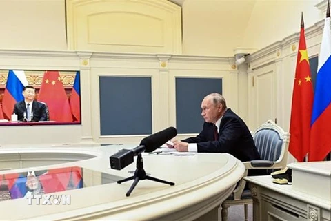 Tổng thống Nga Vladimir Putin tại cuộc họp trực tuyến với Chủ tịch Trung Quốc Tập Cận Bình. (Ảnh: AFP/TTXVN)