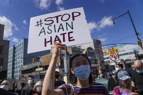 Tuần hành kêu gọi chấm dứt tình trạng thù hận người gốc Á tại Mỹ. (Ảnh: THX/TTXVN)
