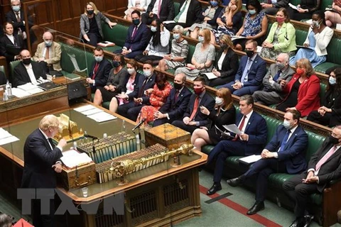 Thủ tướng Anh Boris Johnson (trái) phát biểu trước Quốc hội tại thủ đô London. (Ảnh: AFP/TTXVN)