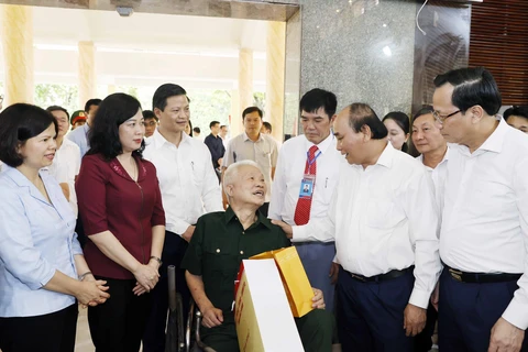 Chủ tịch nước Nguyễn Xuân Phúc thăm hỏi thương bệnh binh tại Trung tâm Điều dưỡng Thương binh Thuận Thành. (Ảnh: Thống Nhất/TTXVN) 