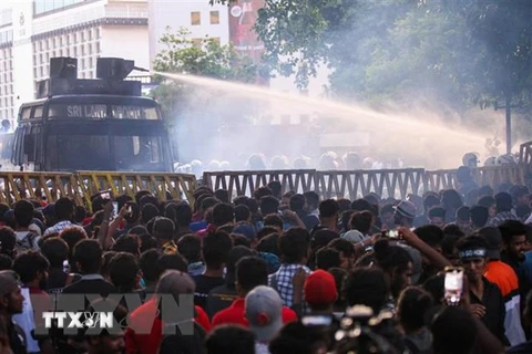 Cảnh sát phun nước để giải tán đám đông biểu tình ở Colombo, Sri Lanka, ngày 8/7/2022. (Ảnh: AFP/TTXVN) 