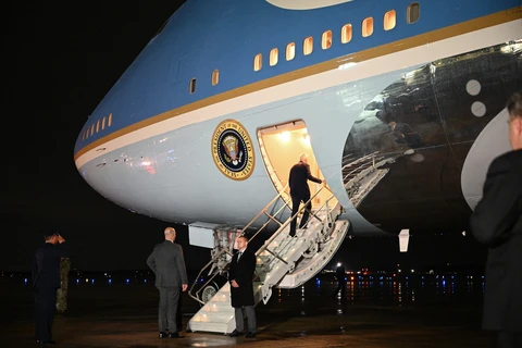 Tổng thống Mỹ Joe Biden (thứ 4, trái) lên máy bay Không lực 1 tại căn cứ không quân Andrews ở Maryland, chuẩn bị khởi hành thăm Trung Đông, ngày 12/7/2022. (Ảnh: AFP/TTXVN) 