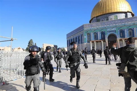 Lực lượng an ninh Israel được triển khai tại đền thờ Al-Aqsa ở Jerusalem ngày 15/4. (Ảnh: THX/TTXVN)