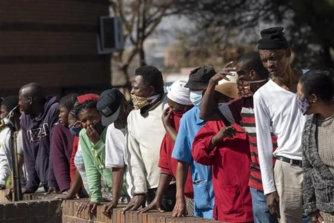 Người dân xếp hàng chờ nhận thực phẩm và hàng hóa cứu trợ tại Johannesburg, Nam Phi, ngày 5/6/2020 trong bối cảnh dịch COVID-19 lan rộng. (Ảnh: THX/TTXVN) 
