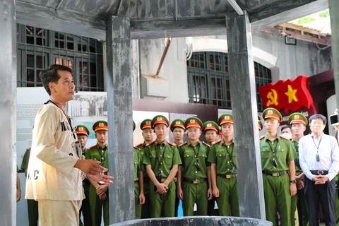 Tái hiện hình ảnh người người chiến sỹ cách mạng bị giam giữ trong Nhà tù Hỏa Lò. (Ảnh: Thanh Tùng/TTXVN)