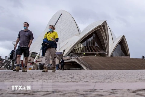 Người dân đeo khẩu trang phòng dịch COVID-19 tại Sydney, Australia. (Ảnh: THX/TTXVN) 