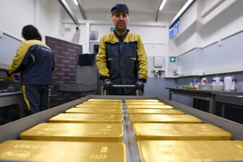  Những thỏi vàng nguyên chất tại một nhà máy kim loại ở thành phố Krasnoyarsk, Siberia, Nga hồi tháng 3. (Ảnh: Reuters.)