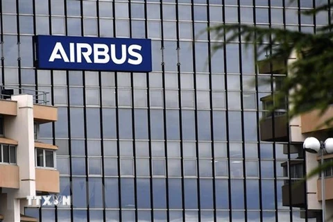 Biểu tượng Airbus tại trụ sở ở Saint-Martin du Touch, gần Blagnac, ngoại ô Toulouse, Pháp. (Ảnh: AFP/TTXVN) 