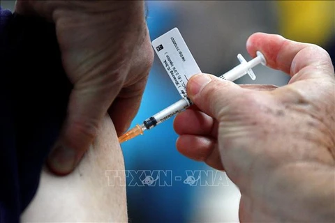 Tiêm vaccine phòng COVID-19 cho người dân tại Sydney, Australia. (Ảnh minh họa: AFP/TTXVN)