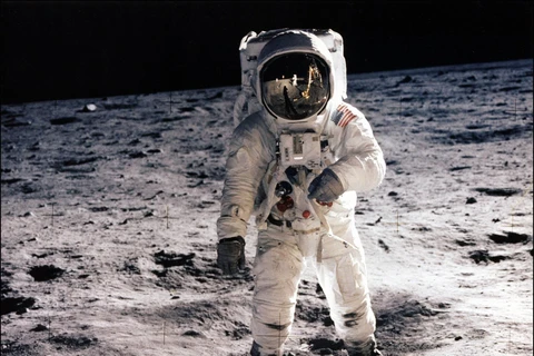 Chiếc áo khoác được phi hành gia người Mỹ Buzz Aldrin mặc trong sứ mệnh lịch sử Apollo 11 lên Mặt Trăng cách đây hơn 50 năm đã được bán với giá khoảng 2,8 triệu USD trong phiên đấu giá do Sotheby's tổ chức tại New York ngày 26/7/2022. Buzz Aldrin và Neil 