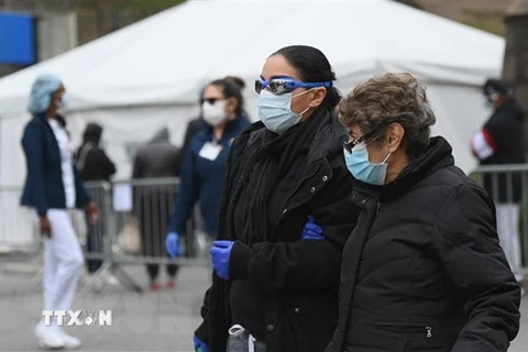 Người dân đeo khẩu trang phòng dịch COVID-19 tại New York, Mỹ. (Ảnh: AFP/TTXVN) 