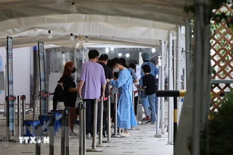 Nhân viên y tế lấy mẫu xét nghiệm cho người dân ở Seoul, Hàn Quốc, ngày 20/7/2022. (Ảnh: YONHAP/TTXVN) 