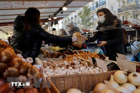 Người dân mua sắm tại một chợ ở Mỹ. (Ảnh: AFP/TTXVN)