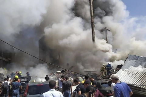 Khói bốc dày đặc tại hiện trường vụ nổ ở khu chợ tại Yerevan, Armenia, ngày 1/8/2022. (Ảnh: AFP/ TTXVN)