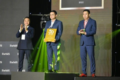 Ông Nguyễn Quang Trí – Giám đốc Điều hành Marketing của Vinamilk đại diện nhận giải thưởng Top 50 công ty niêm yết tốt nhất Việt Nam 2021 từ Forbes Việt Nam.(Nguồn: Vietnam+)