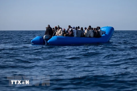 Người di cư được giải cứu trên Địa Trung Hải trong hành trình di cư bất hợp pháp đến châu Âu. (Ảnh: AFP/TTXVN) 