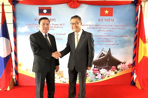 Đại sứ Việt Nam Lý Quốc Tuấn (bên phải) và Đại sứ Lào Heuangseng Khamdalavong tại buổi lễ.( Ảnh: TTXVN phát)