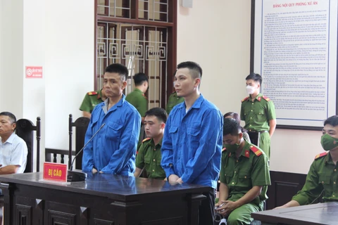 Hai bị cáo Chu Viết Tuấn và Bùi Quý Dương tại phiên tòa xét xử. (Ảnh: Vũ Hà/TTXVN)