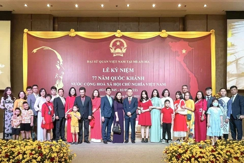 Tập thể gia đình cán bộ, nhân viên Đại sứ quán Việt Nam tại Myanmar chụp ảnh lưu niệm tại buổi lễ. (Ảnh: TTXVN phát)