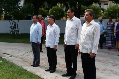 Đại sứ Việt Nam tại Cuba Lê Thanh Tùng (thứ hai từ trái sang), phó Trưởng Ban Đối ngoại Trung ương Đảng Cộng sản Cuba Juan Carlos Marsan (thứ hai từ phải sang) và Chủ tịch Viện Cuba Hữu nghị với các Dân tộc Fernando González Llort đã đặt hoa tại tượng đài