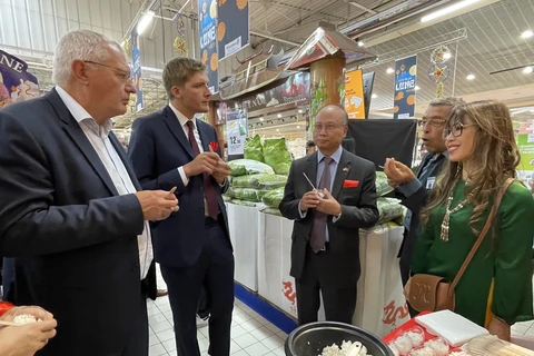 Các đại biểu ăn thử cơm Việt Nam của tập đoàn Lộc Trời tại siêu thị E.Leclerc Viry Châtillon. (Ảnh: Nguyễn Thu Hà)