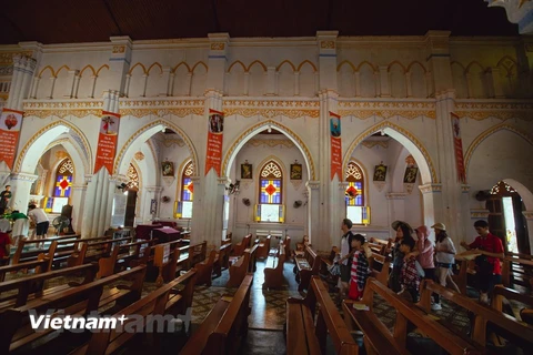Không lúc nào nhà thờ cổ ở Phú Yên vắng các đoàn khách du lịch đến đây để chụp ảnh cũng như khám phá một điểm du lịch độc đáo nơi đây. (Ảnh: Minh Sơn/Vietnam+)