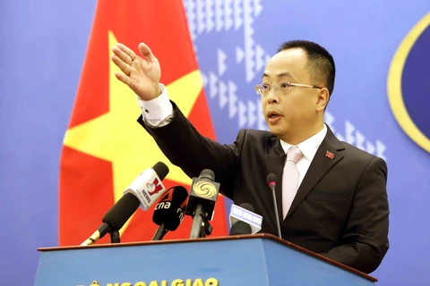 Phó Phát ngôn Bộ Ngoại giao Đoàn Khắc Việt mời các phóng viên đặt câu hỏi. (Ảnh: An Đăng /TTXVN)