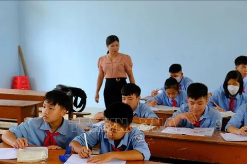 Sáng 8/9, có 82/154 em học sinh khối 6, 7 và 8 đến điểm Trường THCS Khai Lạng cơ sở 2, xã Lạng Sơn, huyện Anh Sơn, tỉnh Nghệ An đi học. (Nguồn:TTXVN)