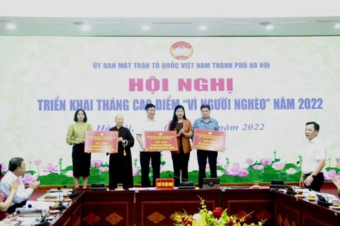 Ủy ban MTTQ Việt Nam TP Hà Nội phố trao kinh phí xây dựng nhà Đại đoàn kết cho các đơn vị .(Nguồn: ĐCS)