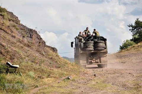 Binh sỹ Armenia tại khu vực gần biên giới Armenia-Azerbaijan. (Ảnh: AFP/TTXVN) 
