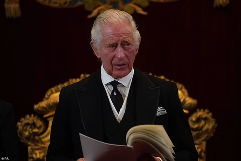 Vua Charles III xuất hiện khi tới rước linh cữu Nữ hoàng Elizabeth II