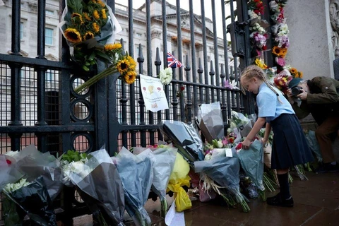 Người dân đặt hoa tưởng niệm Nữ hoàng Elizabeth II tại London, Anh ngày 10/9/2022.(Nguồn: AFP/TTXVN)